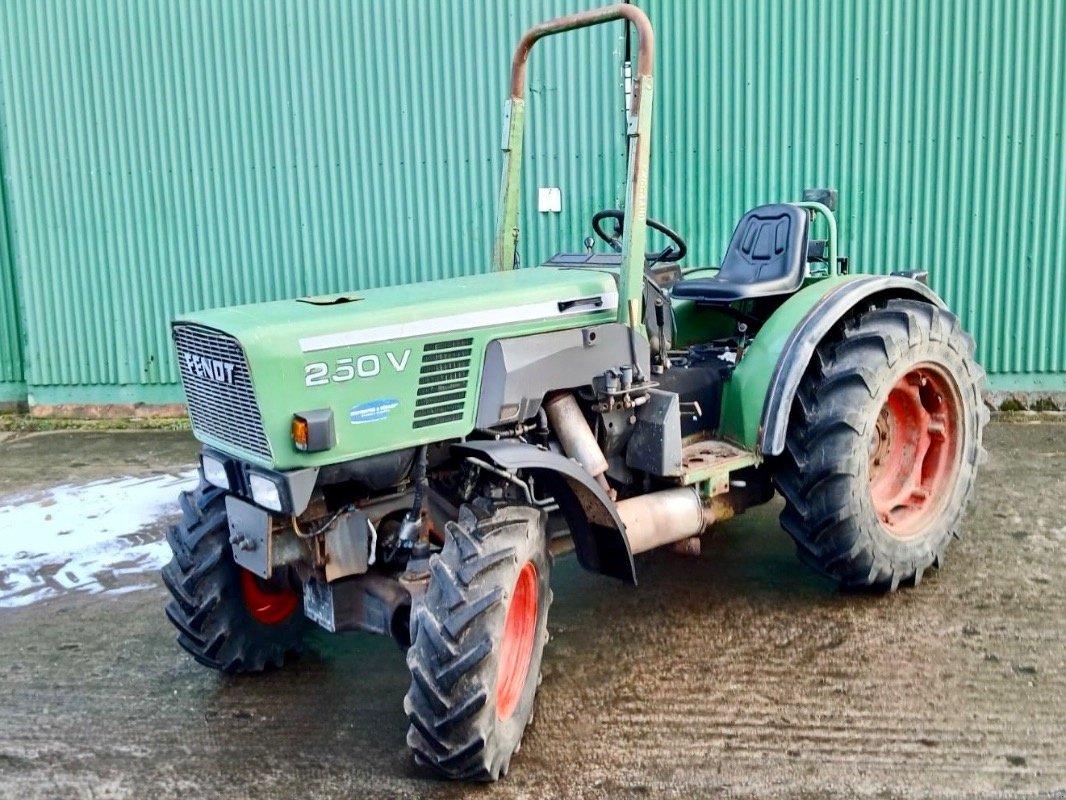 Traktor del tipo Fendt Farmer 250V Allrad, Gebrauchtmaschine In Liebenwalde (Immagine 1)