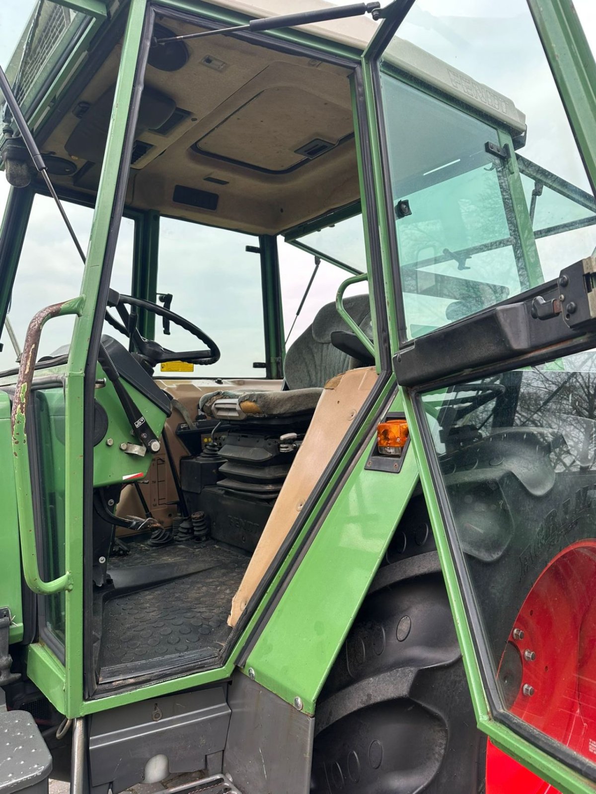 Traktor типа Fendt Farmer 305 LS, Gebrauchtmaschine в zwolle (Фотография 5)