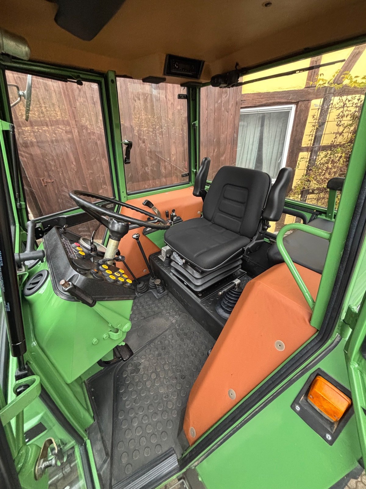 Traktor des Typs Fendt Farmer 305 LS, Gebrauchtmaschine in Fladungen (Bild 2)