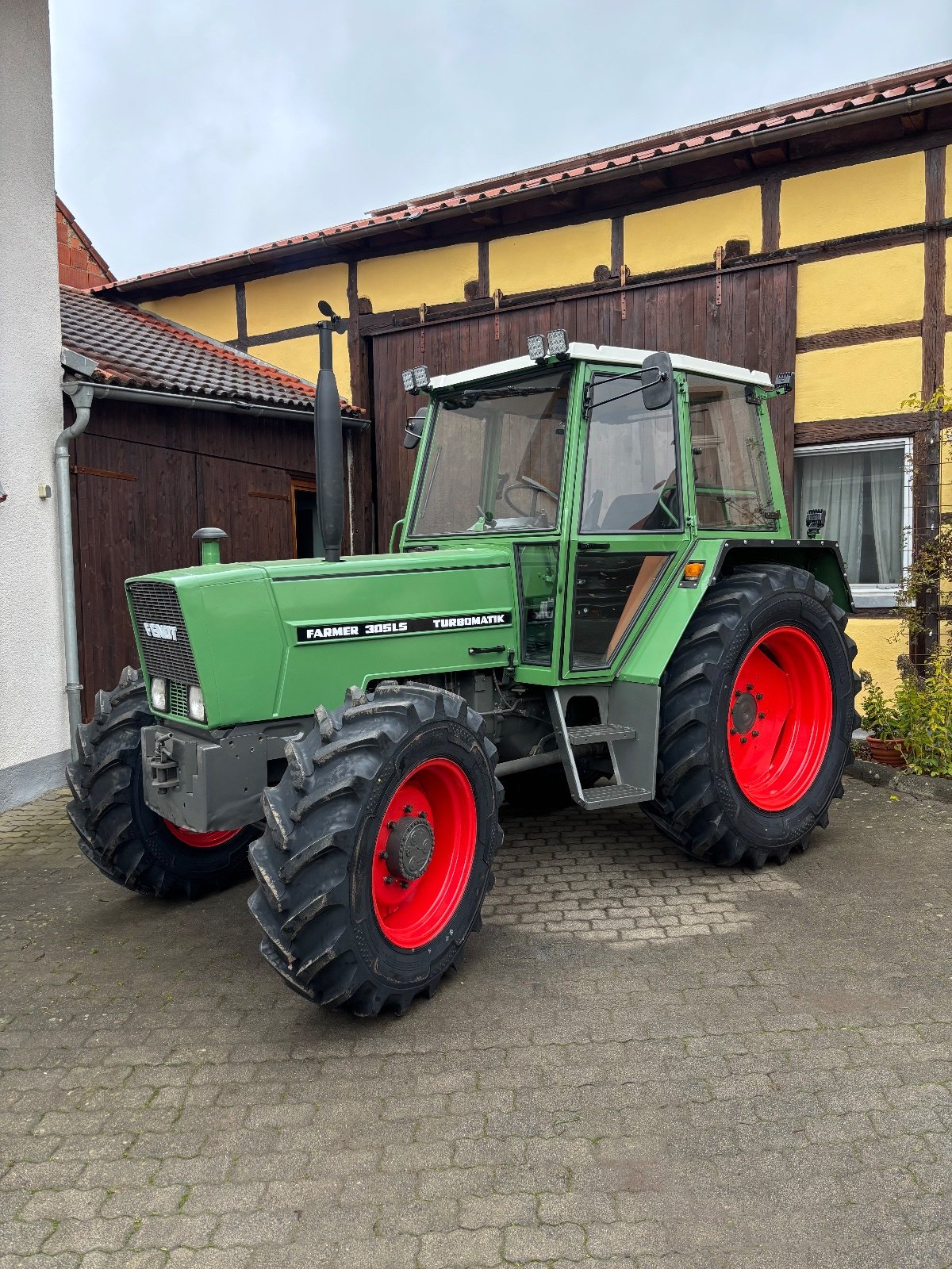 Traktor типа Fendt Farmer 305 LS, Gebrauchtmaschine в Fladungen (Фотография 1)