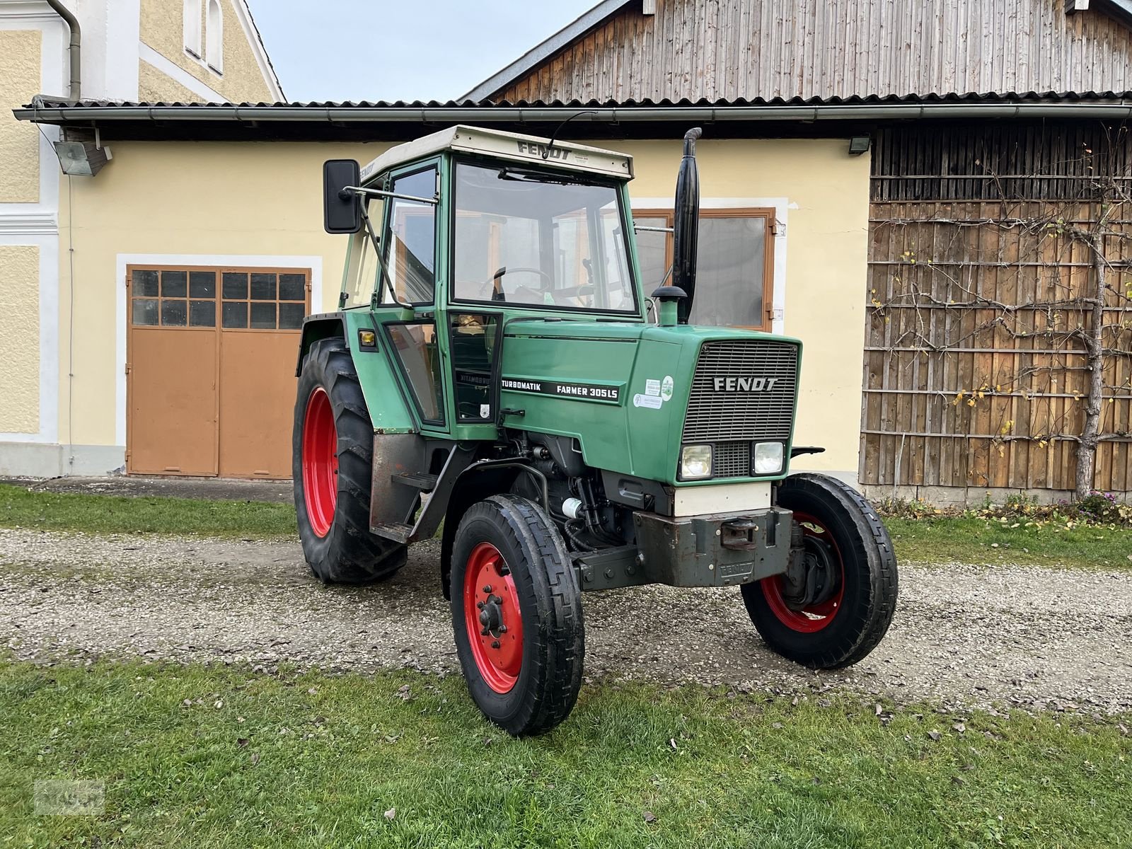 Traktor типа Fendt Farmer 305, Gebrauchtmaschine в Burgkirchen (Фотография 2)