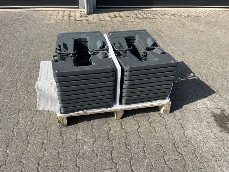 Traktor des Typs Fendt frontgewichten, Gebrauchtmaschine in Hapert (Bild 1)