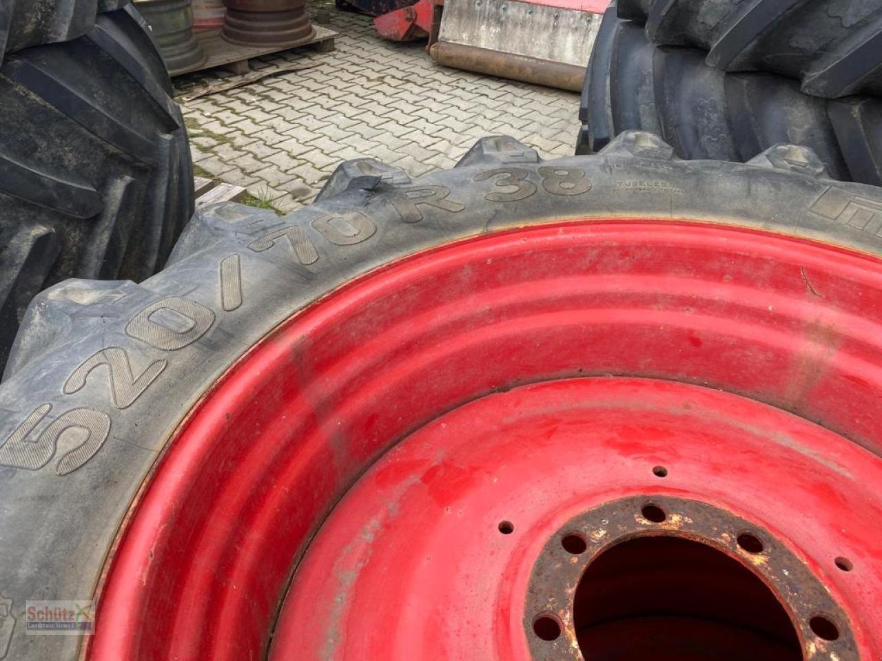 Traktor des Typs Fendt Komplettrad 420/70 R28 und 520/70 R38, Gebrauchtmaschine in Schierling (Bild 3)