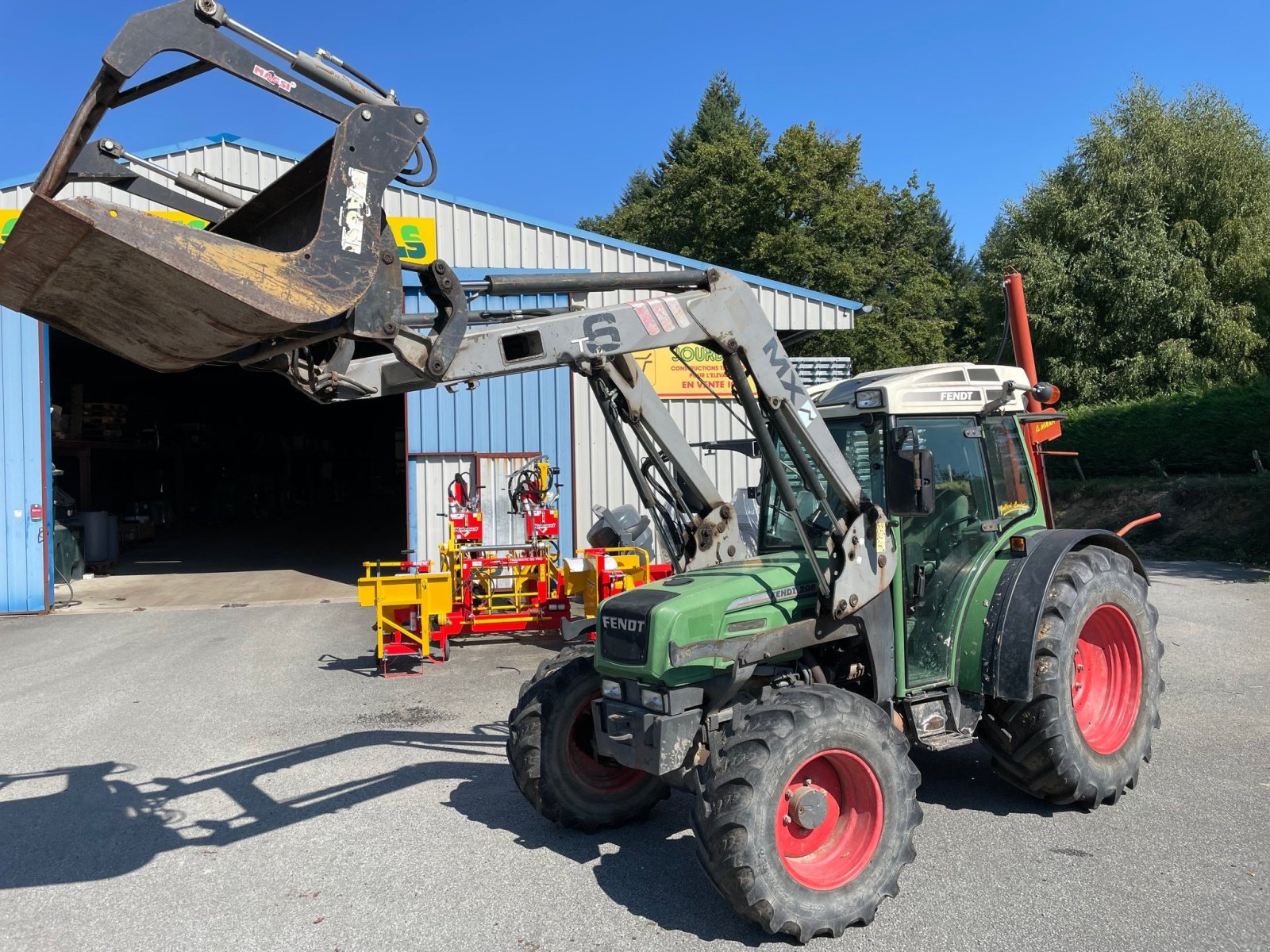 Traktor des Typs Fendt Tracteur agricole 208 S Fendt, Gebrauchtmaschine in LA SOUTERRAINE (Bild 1)