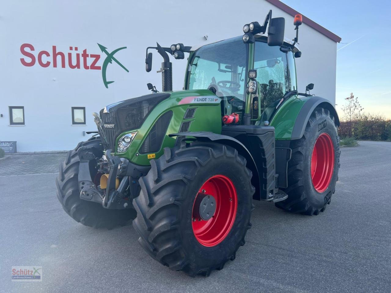 Traktor типа Fendt Vario 720 Profi Plus S4, FZW, FKH, GPS, 4800 Bh, neue Hinterreifen, FINANZIERUNG MÖGLICH, Gebrauchtmaschine в Schierling (Фотография 1)