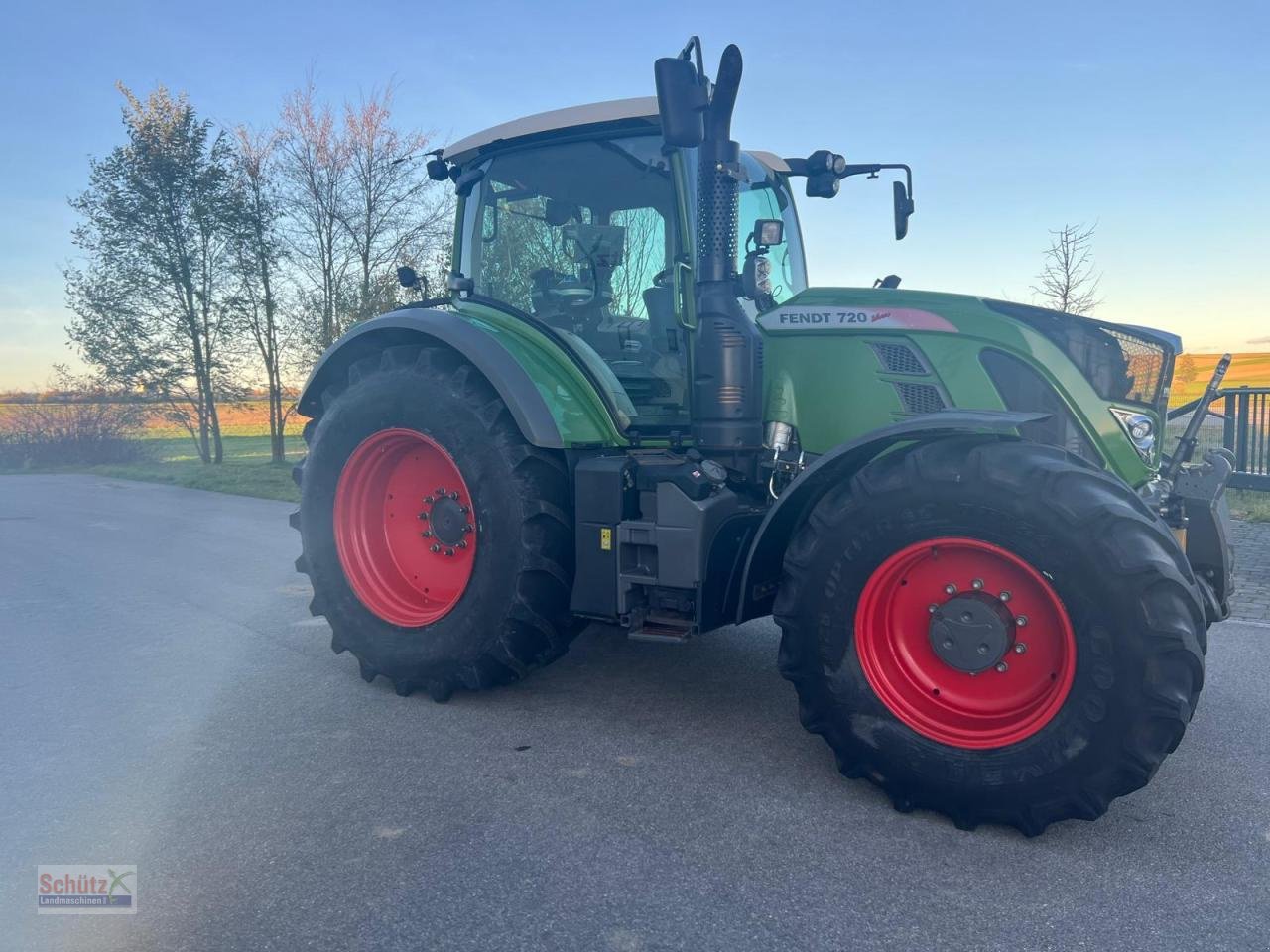 Traktor типа Fendt Vario 720 Profi Plus S4, FZW, FKH, GPS, 4800 Bh, neue Hinterreifen, FINANZIERUNG MÖGLICH, Gebrauchtmaschine в Schierling (Фотография 4)