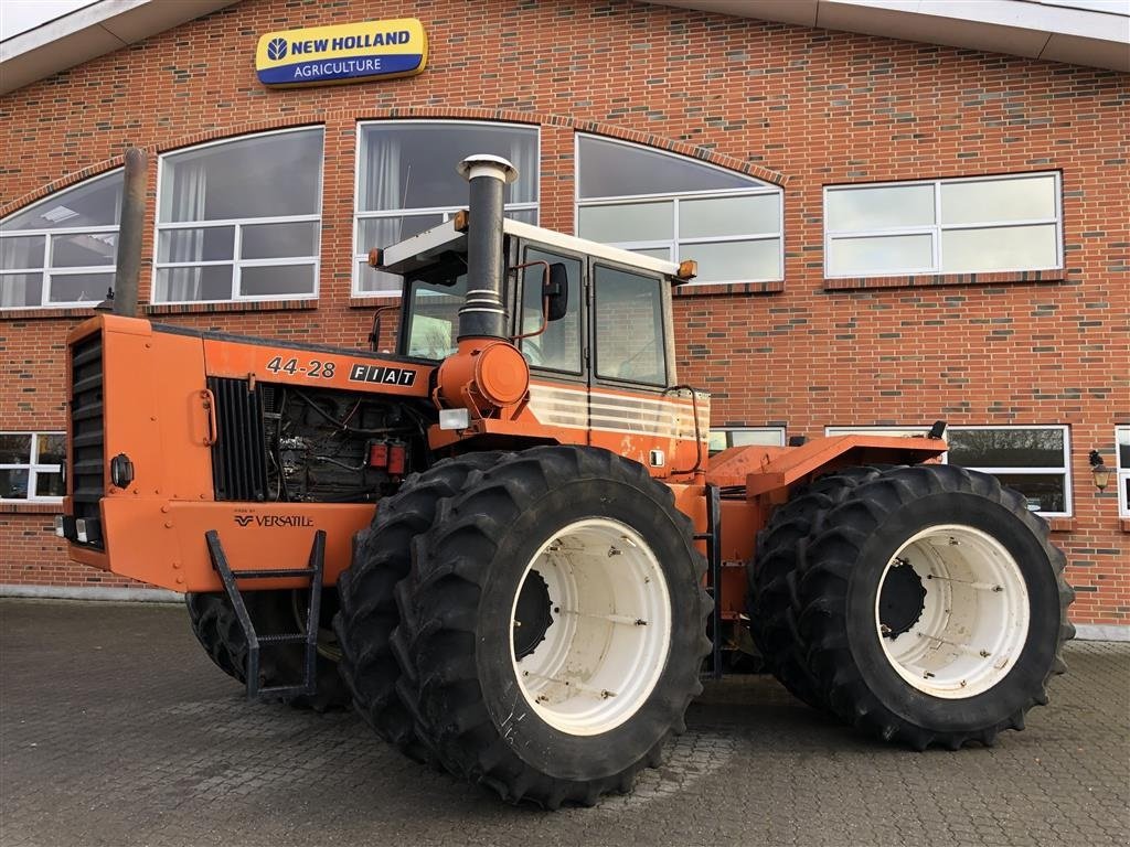 Traktor des Typs Fiat 44-28 “Versatile 875”, Gebrauchtmaschine in Gjerlev J. (Bild 1)
