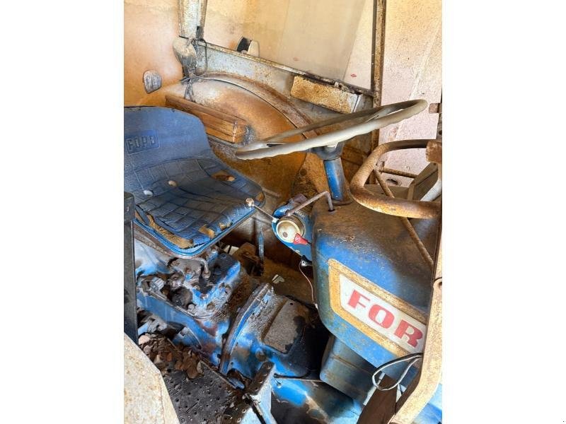 Traktor du type Ford 5000, Gebrauchtmaschine en BRAY en Val (Photo 3)