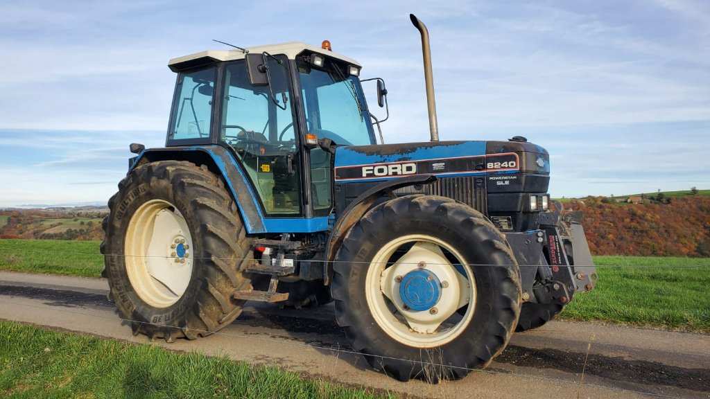 Traktor a típus Ford 8240 SLE, Gebrauchtmaschine ekkor: YTRAC (Kép 1)