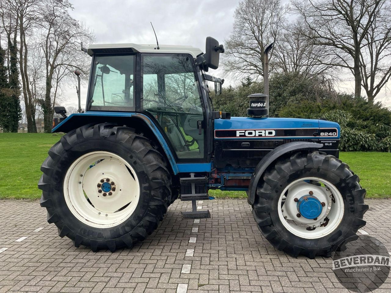 Traktor des Typs Ford 8240, Gebrauchtmaschine in Vriezenveen (Bild 7)