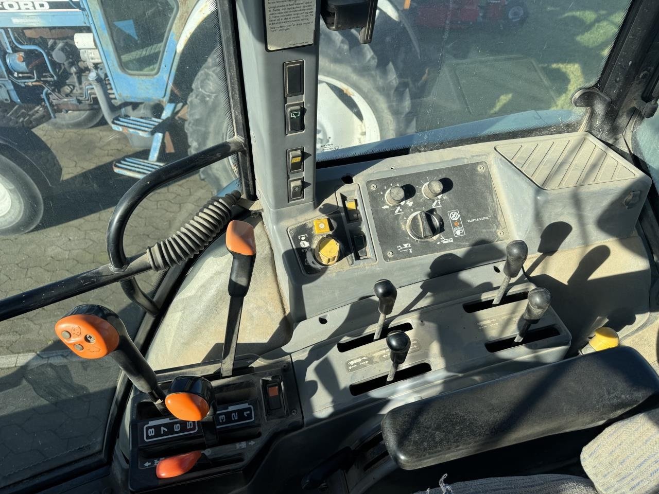 Traktor от тип Ford 8240SLE, Gebrauchtmaschine в Hadsten (Снимка 4)