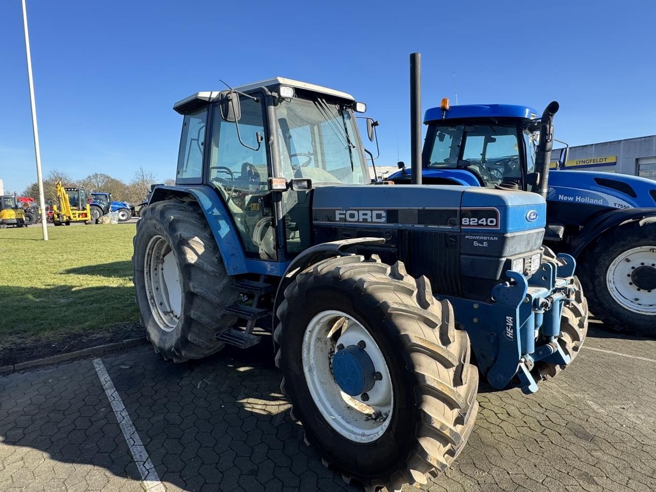 Traktor от тип Ford 8240SLE, Gebrauchtmaschine в Hadsten (Снимка 2)