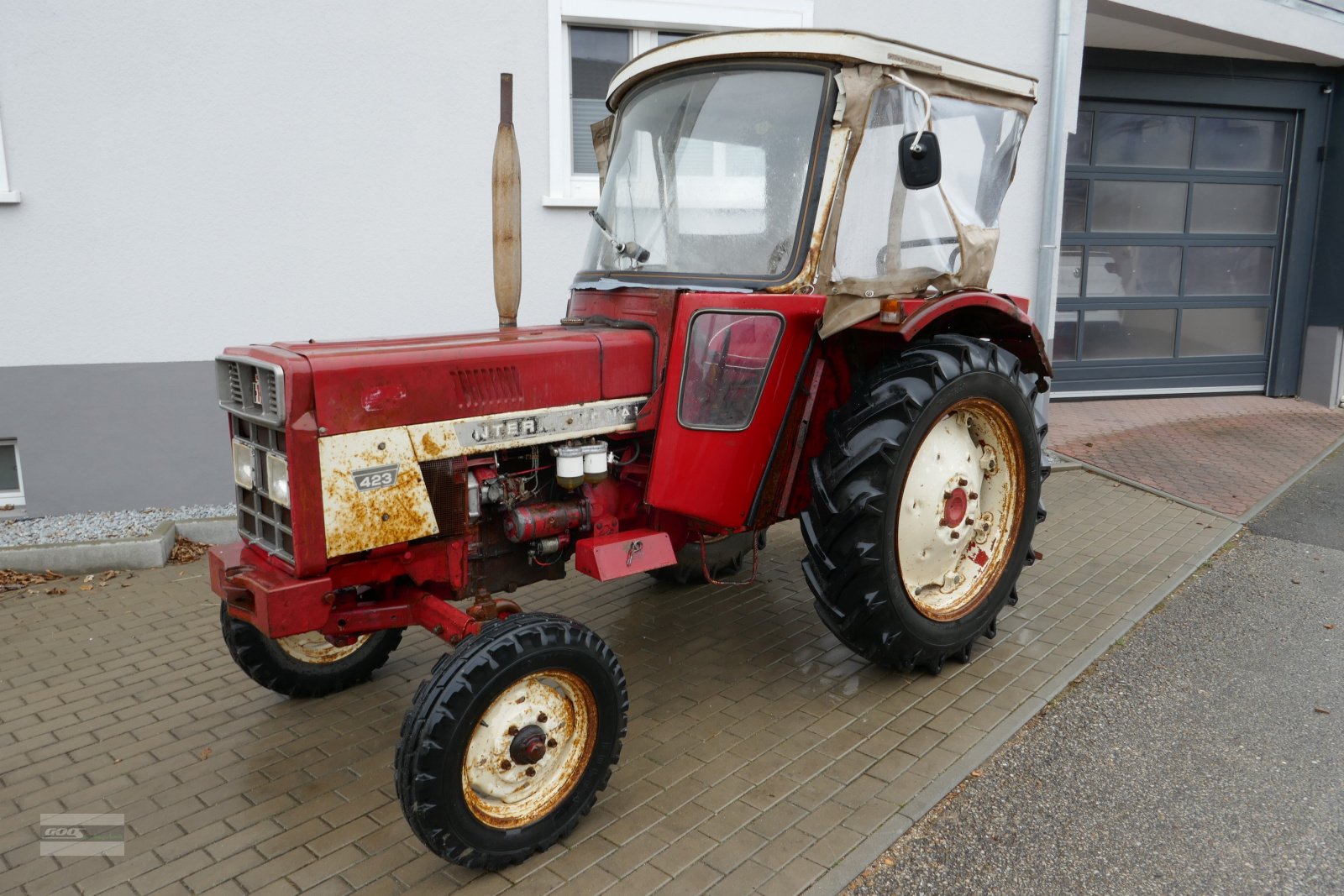 Traktor des Typs IHC 423. Erst 4500 Std. Mit Verdeck. Zustand wie vom Kunden, Gebrauchtmaschine in Langenzenn (Bild 1)