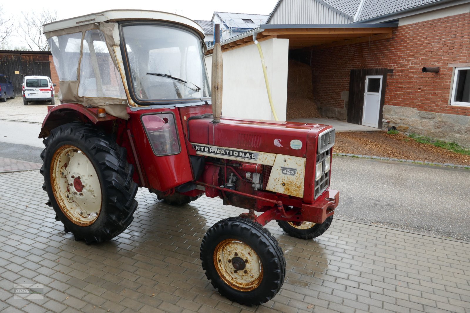 Traktor des Typs IHC 423. Erst 4500 Std. Mit Verdeck. Zustand wie vom Kunden, Gebrauchtmaschine in Langenzenn (Bild 3)