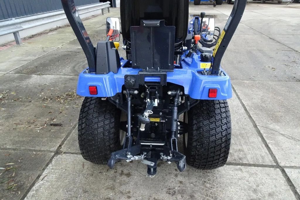 Traktor of the type Iseki met voorlader .TXGS24, Neumaschine in Losdorp (Picture 3)