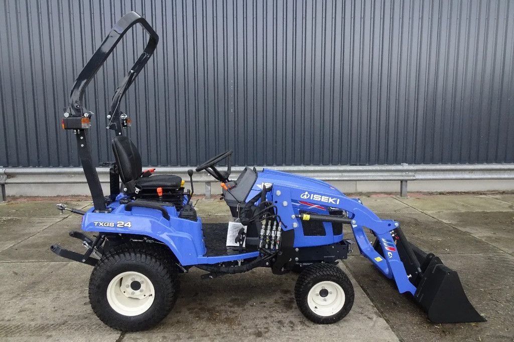 Traktor of the type Iseki met voorlader .TXGS24, Neumaschine in Losdorp (Picture 1)