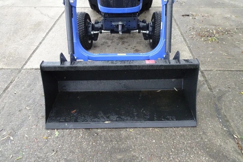 Traktor of the type Iseki met voorlader .TXGS24, Neumaschine in Losdorp (Picture 10)