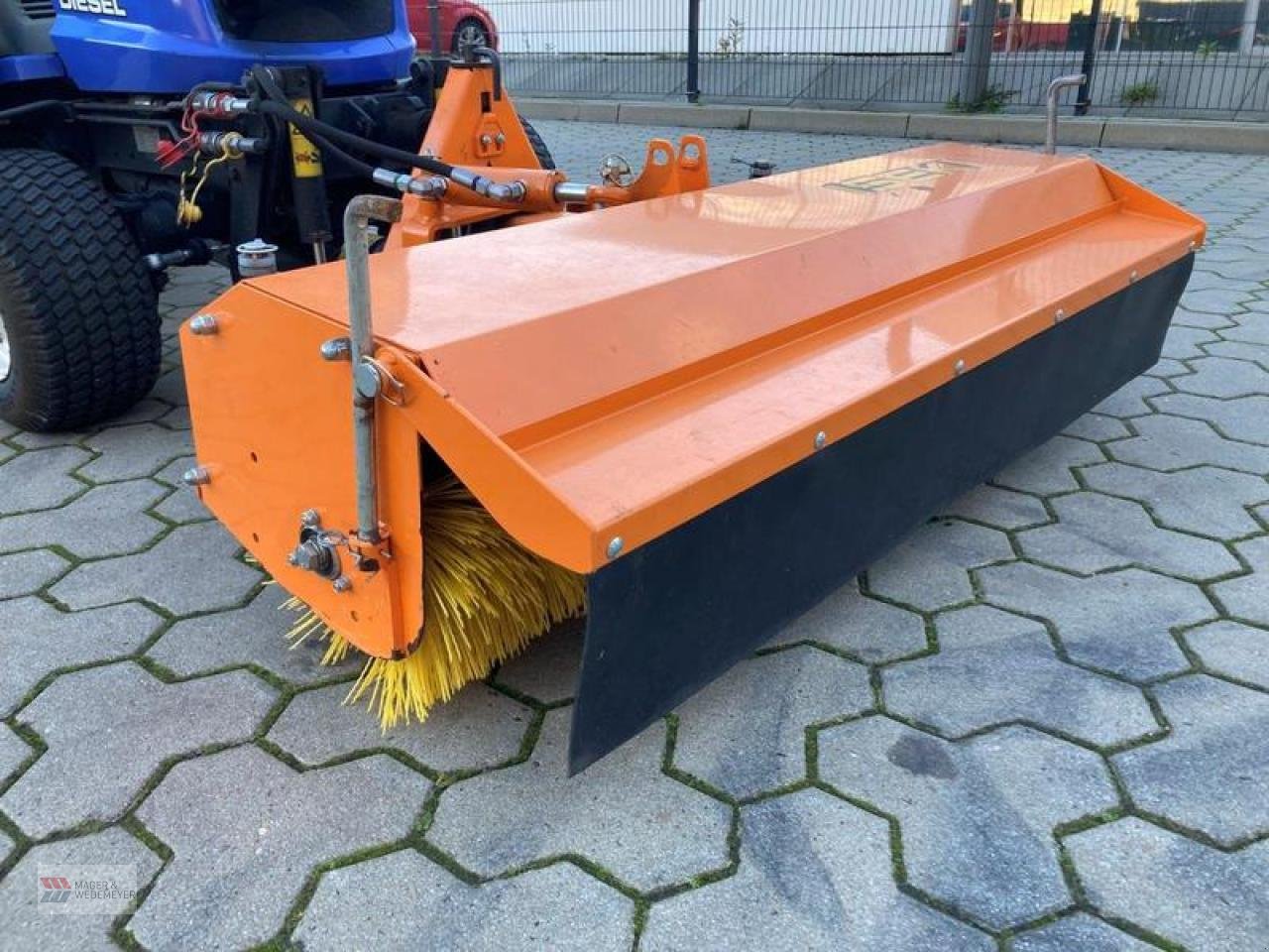 Traktor des Typs Iseki TGX 237 KEHRMASCHINE + SICHELMÄHER, Gebrauchtmaschine in Oyten (Bild 2)