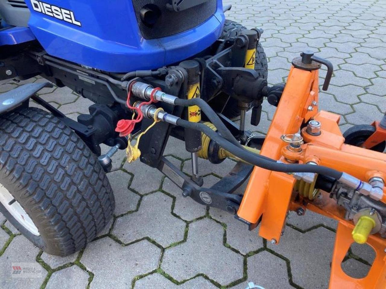 Traktor des Typs Iseki TGX 237 KEHRMASCHINE + SICHELMÄHER, Gebrauchtmaschine in Oyten (Bild 3)