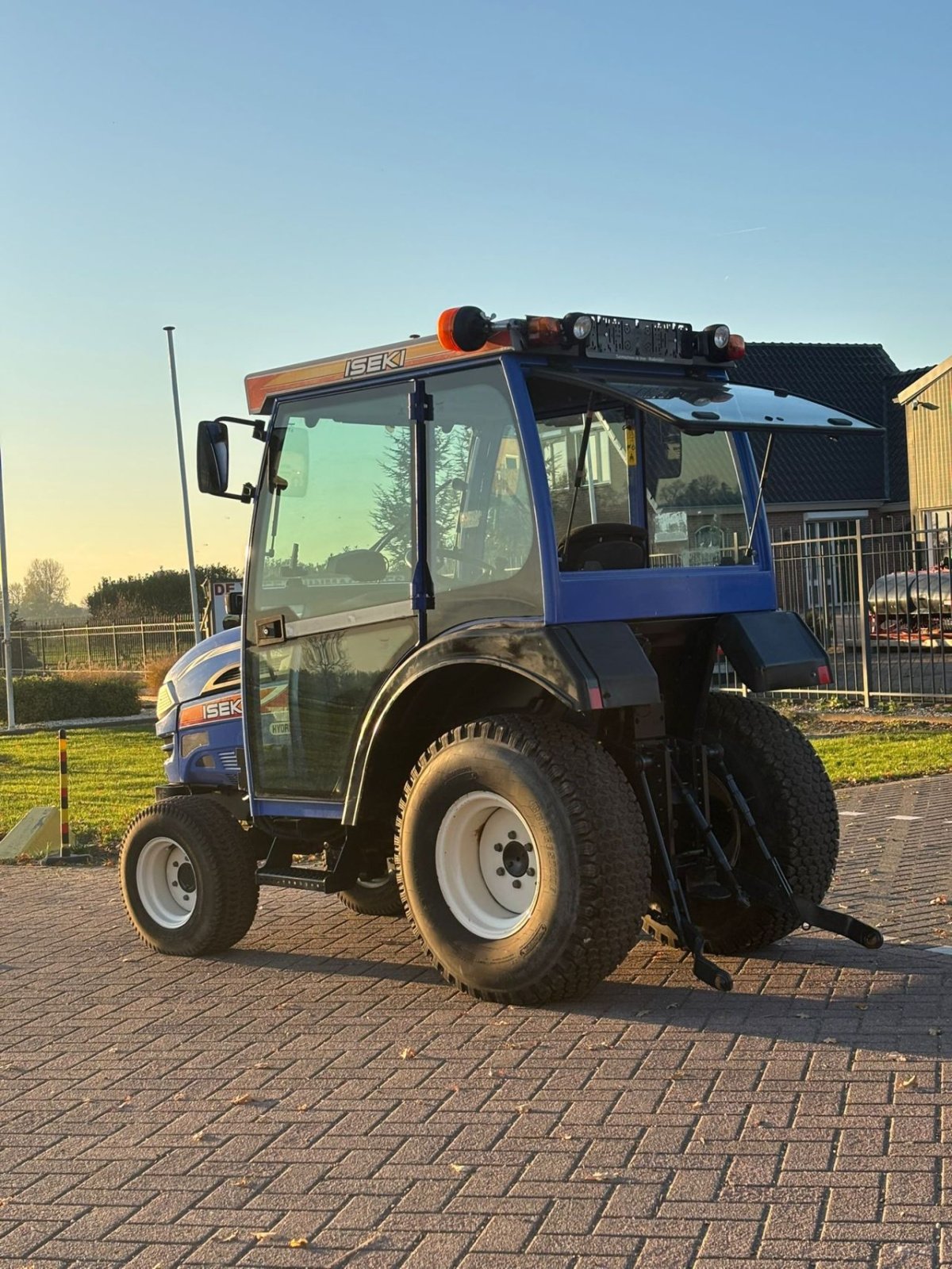 Traktor des Typs Iseki Th4295, Gebrauchtmaschine in Wadenoijen (Bild 3)