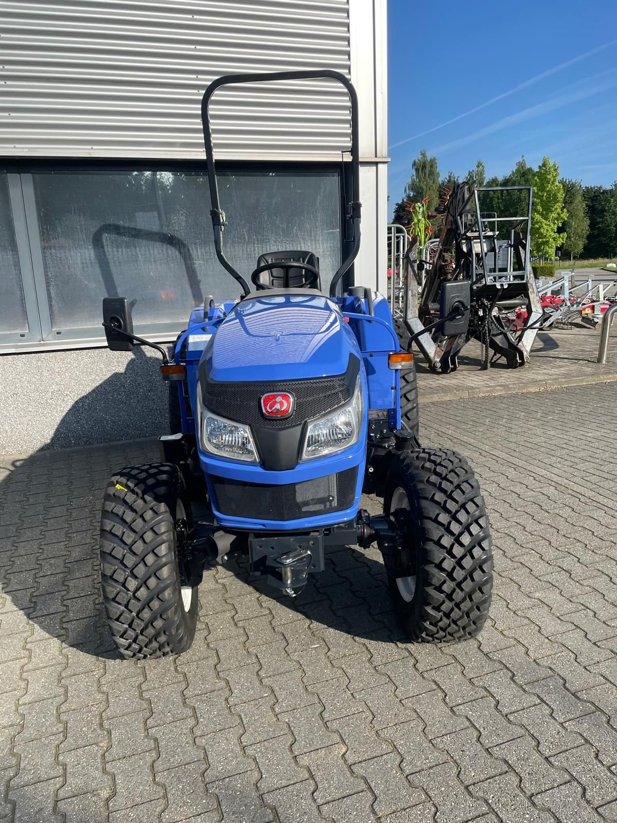 Traktor of the type Iseki TLE 3410 HST tractor, Neumaschine in Roermond (Picture 3)