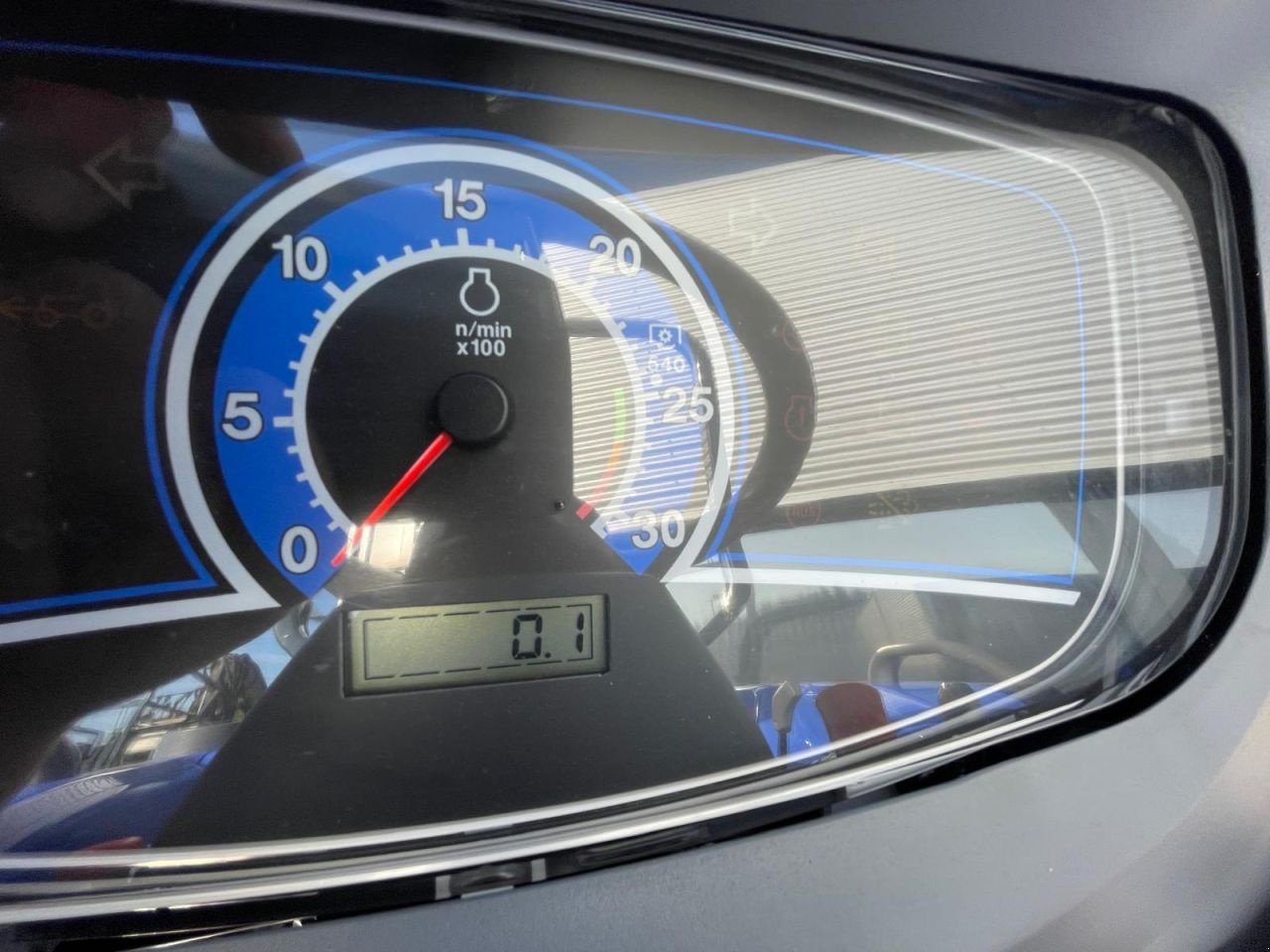 Traktor of the type Iseki TLE 3410 HST tractor, Neumaschine in Roermond (Picture 11)