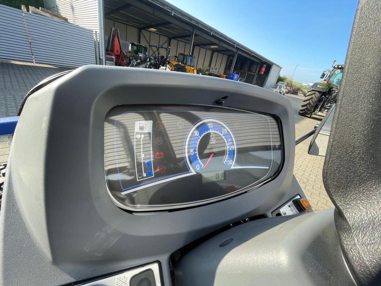 Traktor of the type Iseki TLE 3410 HST tractor, Neumaschine in Roermond (Picture 10)