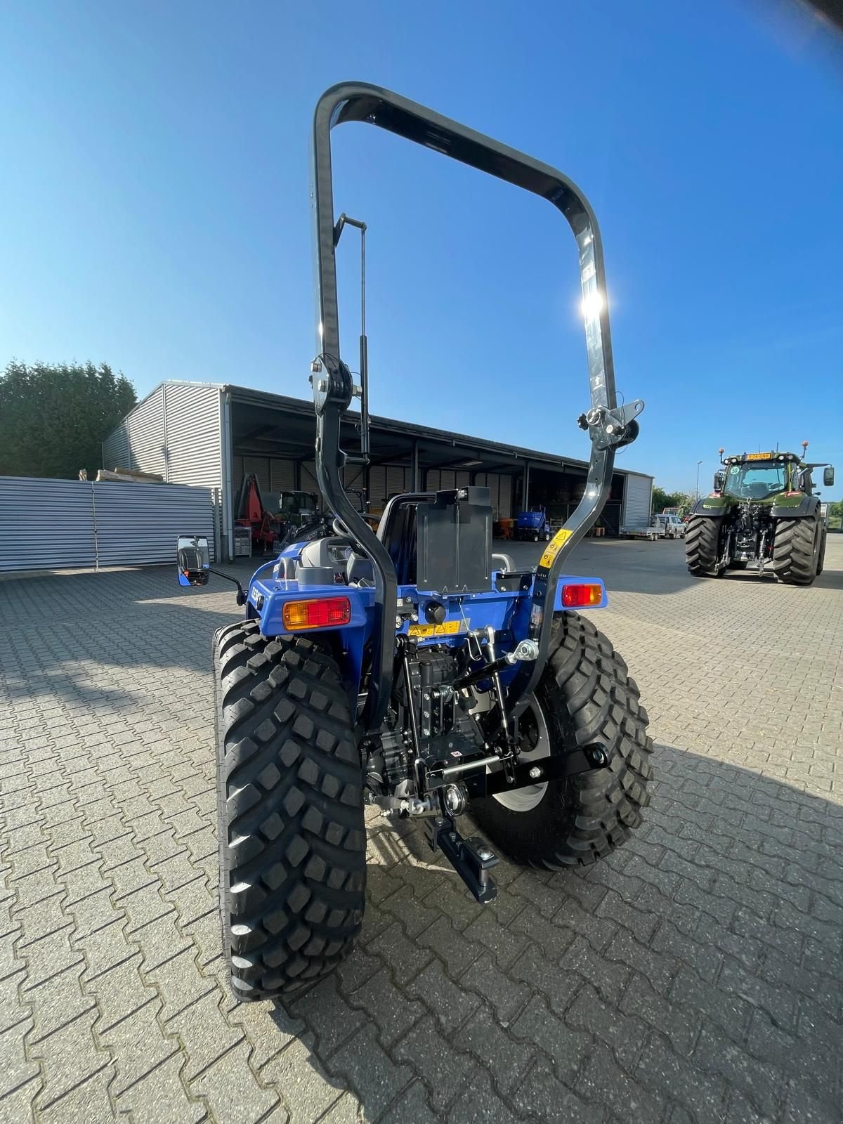 Traktor of the type Iseki TLE 3410 HST tractor, Neumaschine in Roermond (Picture 8)