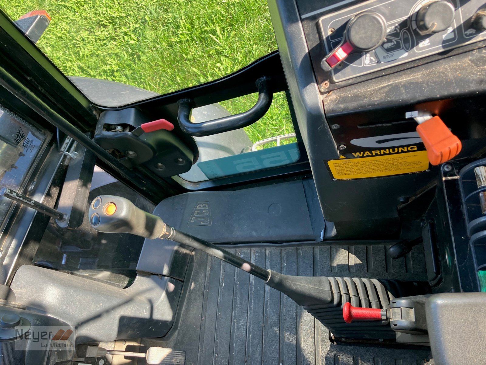 Traktor van het type JCB Fastrac 2155 4WS, Gebrauchtmaschine in Bad Waldsee Mennisweiler (Foto 13)