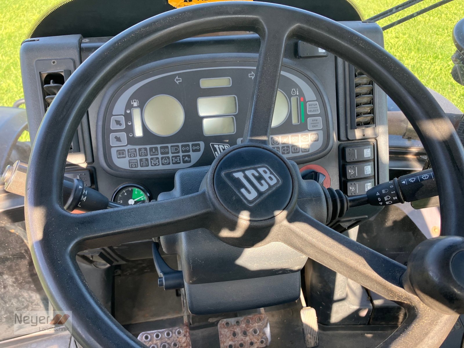 Traktor van het type JCB Fastrac 2155 4WS, Gebrauchtmaschine in Bad Waldsee Mennisweiler (Foto 14)