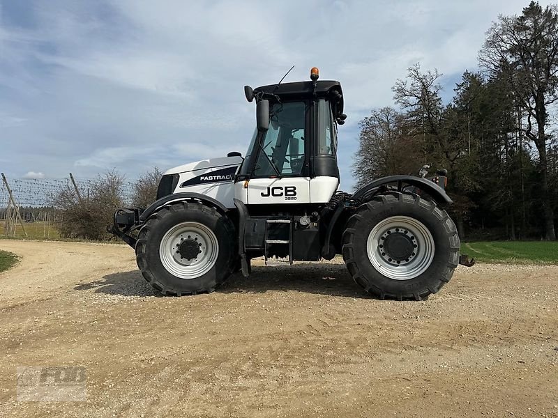 Traktor des Typs JCB Fastrac 3220 PLUS, Gebrauchtmaschine in Pfeffenhausen (Bild 3)