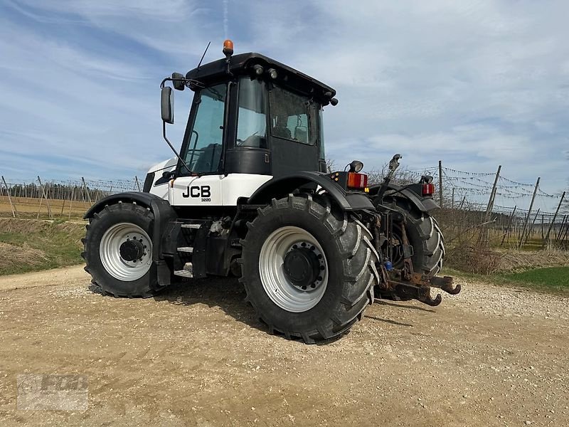 Traktor типа JCB Fastrac 3220 PLUS, Gebrauchtmaschine в Pfeffenhausen (Фотография 4)