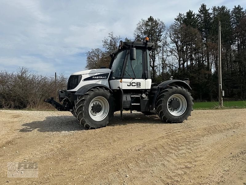 Traktor типа JCB Fastrac 3220 PLUS, Gebrauchtmaschine в Pfeffenhausen (Фотография 2)