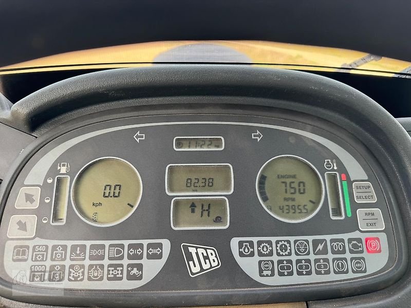 Traktor типа JCB Fastrac 3220 PLUS, Gebrauchtmaschine в Pfeffenhausen (Фотография 13)