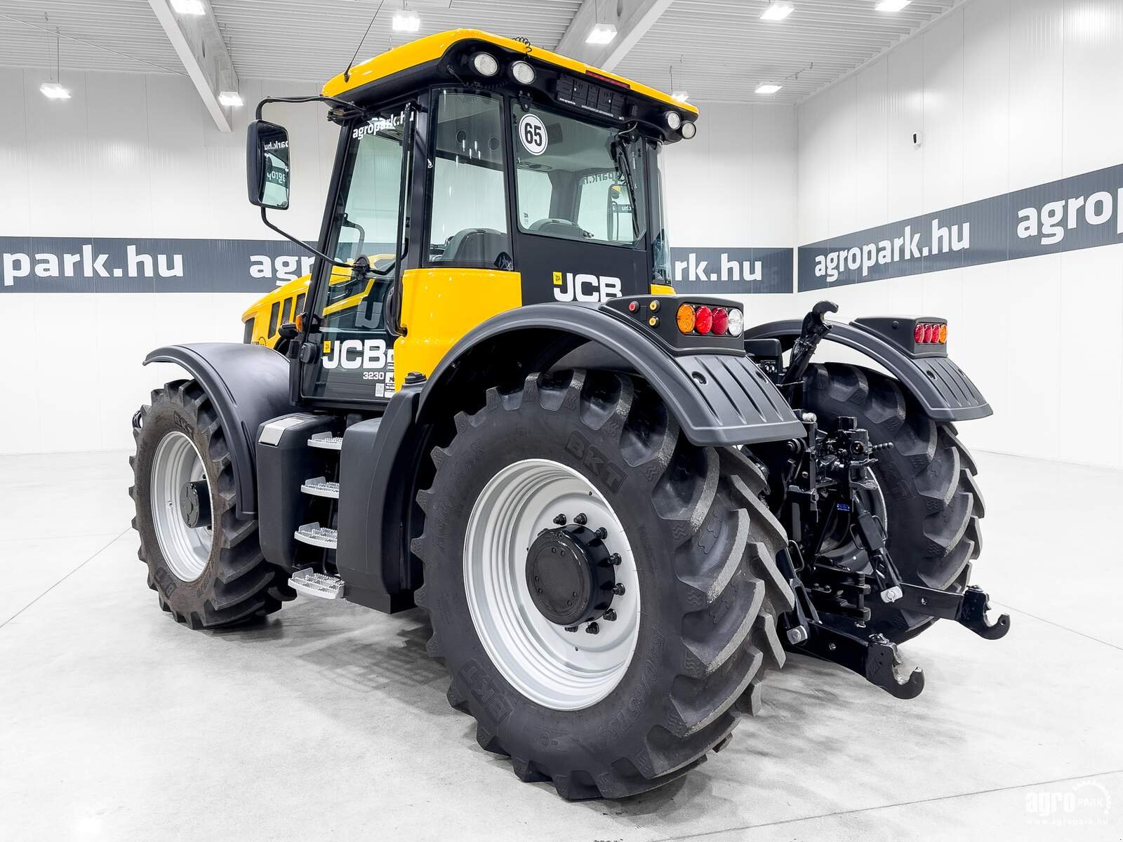 Traktor des Typs JCB Fastrac 3230, Gebrauchtmaschine in Csengele (Bild 4)