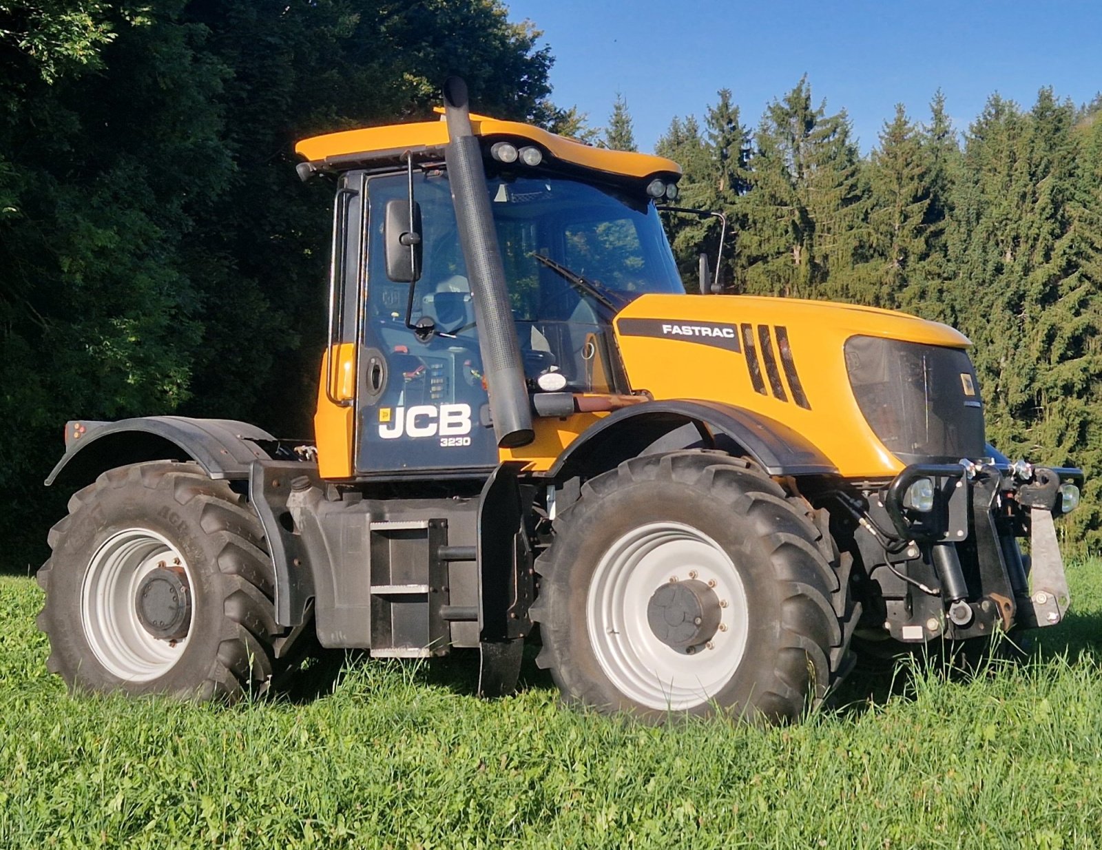 Traktor of the type JCB Fastrac 3230, Gebrauchtmaschine in Neureichenau (Picture 1)