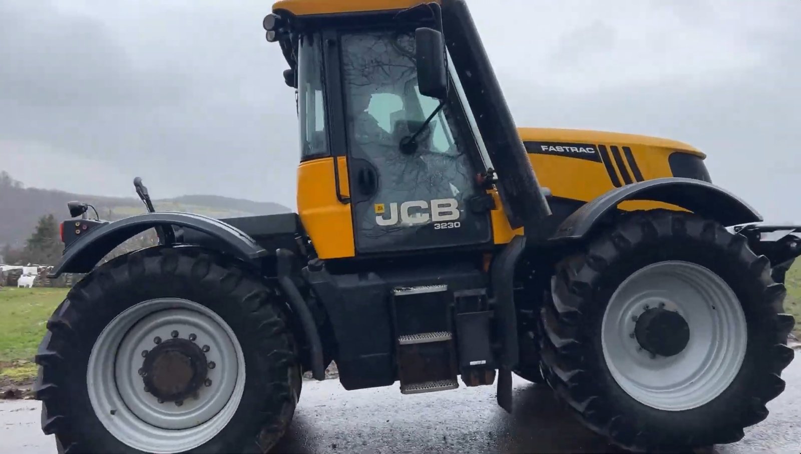 Traktor van het type JCB Fastrac 3230, Gebrauchtmaschine in Konstanz (Foto 1)