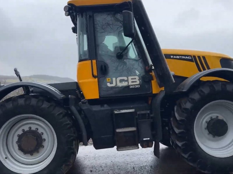 Traktor типа JCB Fastrac 3230, Gebrauchtmaschine в Konstanz (Фотография 1)