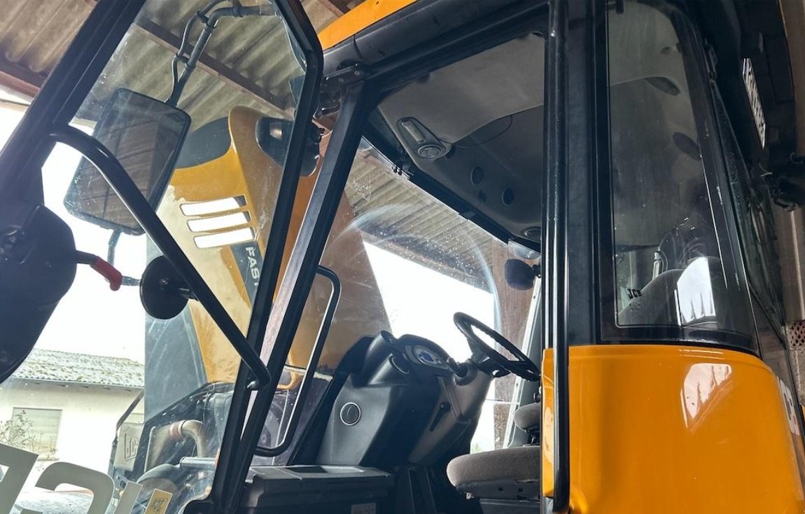 Traktor van het type JCB Fastrac 3230, Gebrauchtmaschine in Konstanz (Foto 2)