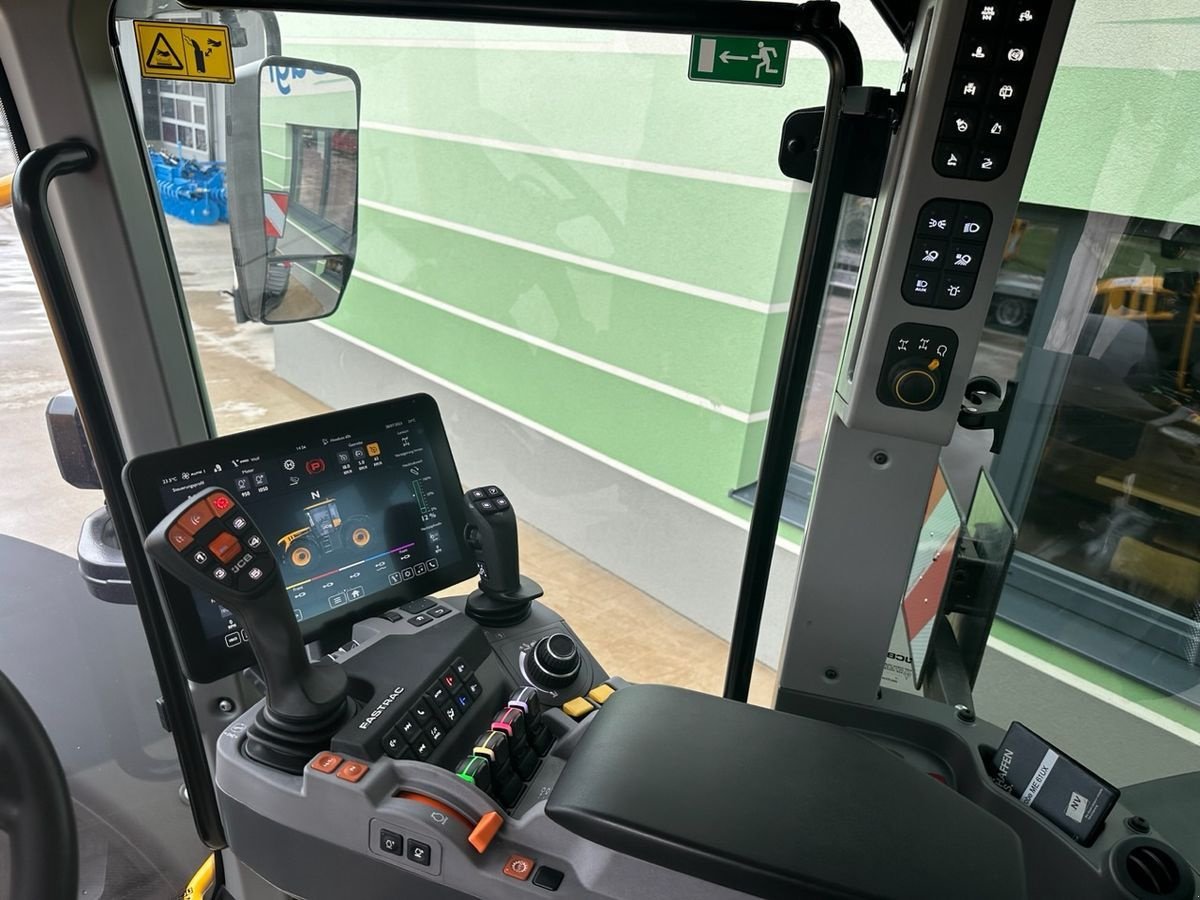 Traktor des Typs JCB Fastrac 4220 iCON Miettraktor, Mietmaschine in Hürm (Bild 5)