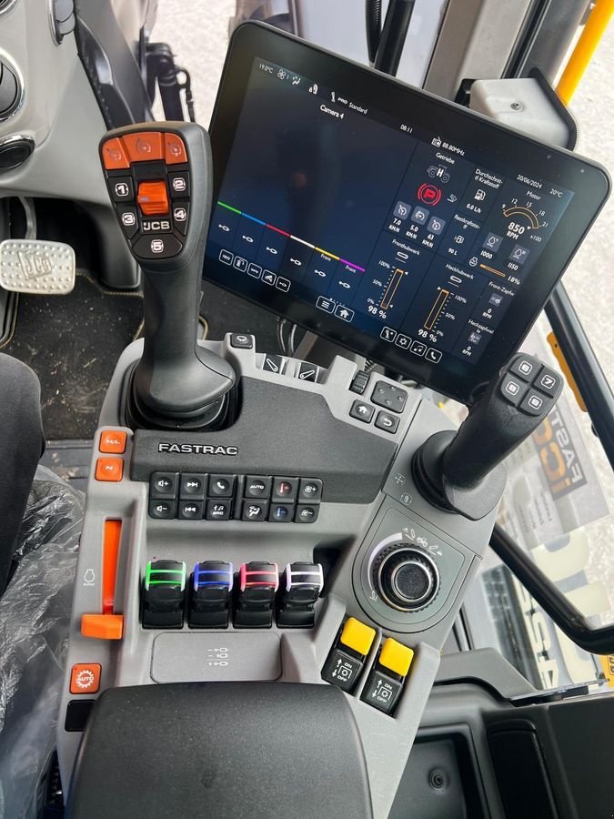 Traktor типа JCB Fastrac 4220 iCON, Neumaschine в Burgkirchen (Фотография 5)