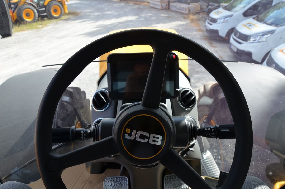 Traktor des Typs JCB Fastrac 4220 ICON, Neumaschine in Wien (Bild 9)