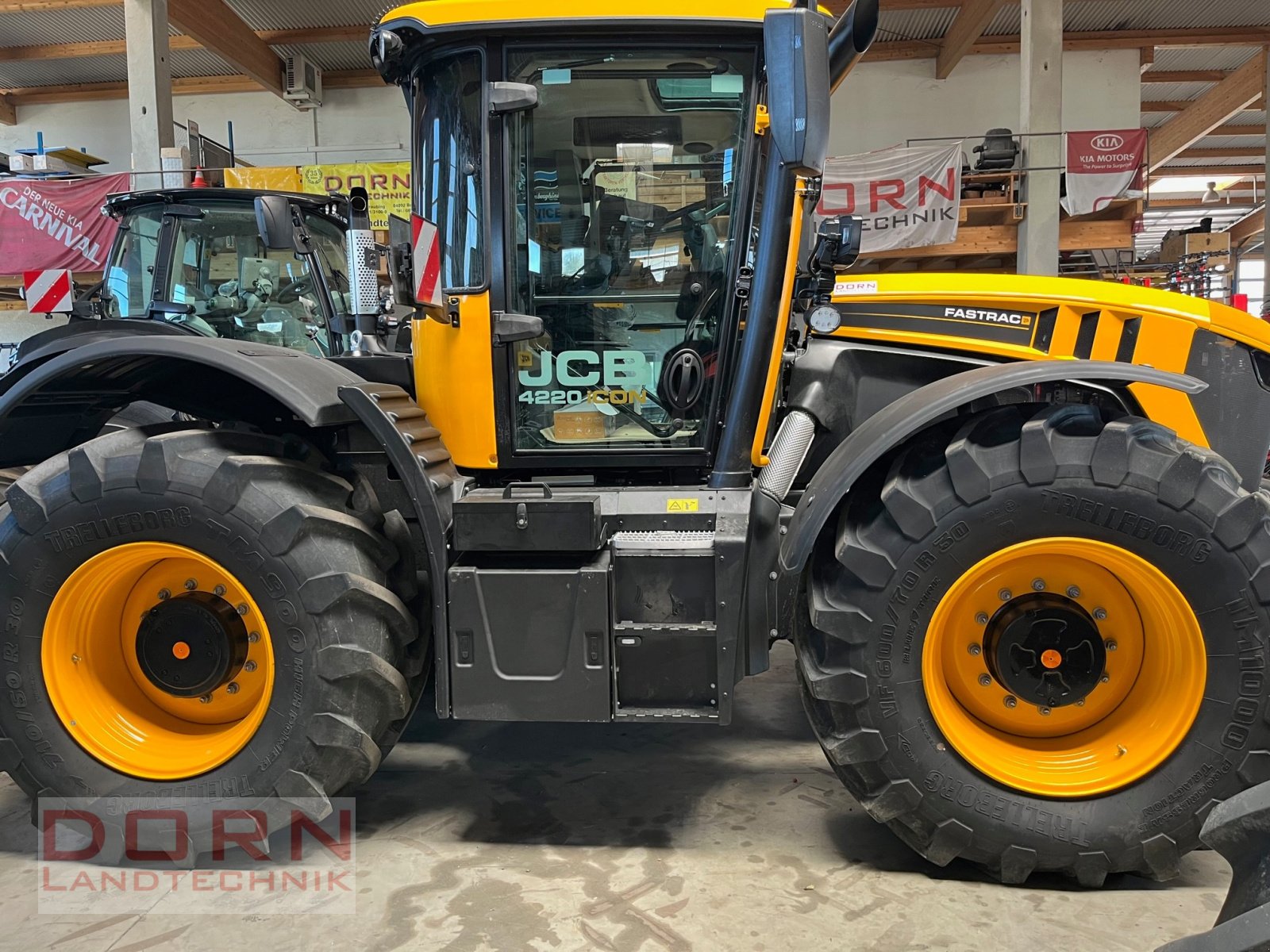 Traktor of the type JCB Fastrac 4220 ICON, Neumaschine in Schierling (Picture 1)