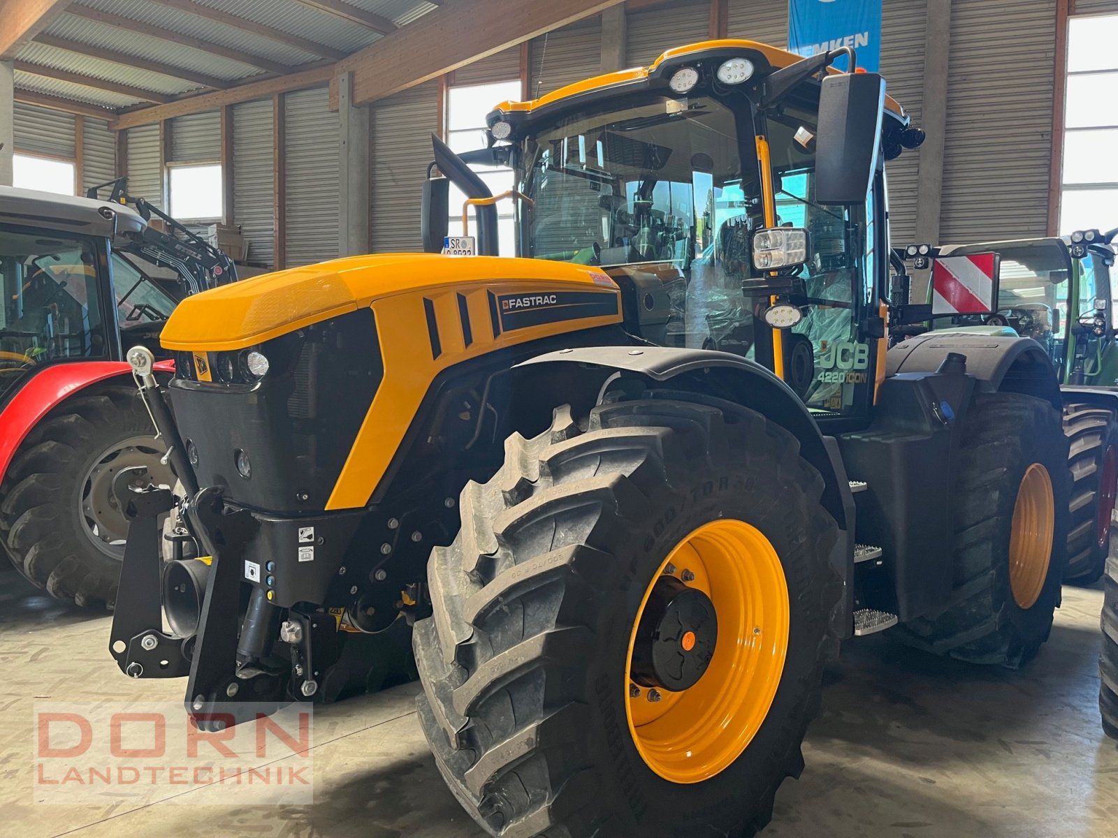 Traktor of the type JCB Fastrac 4220 ICON, Neumaschine in Schierling (Picture 2)