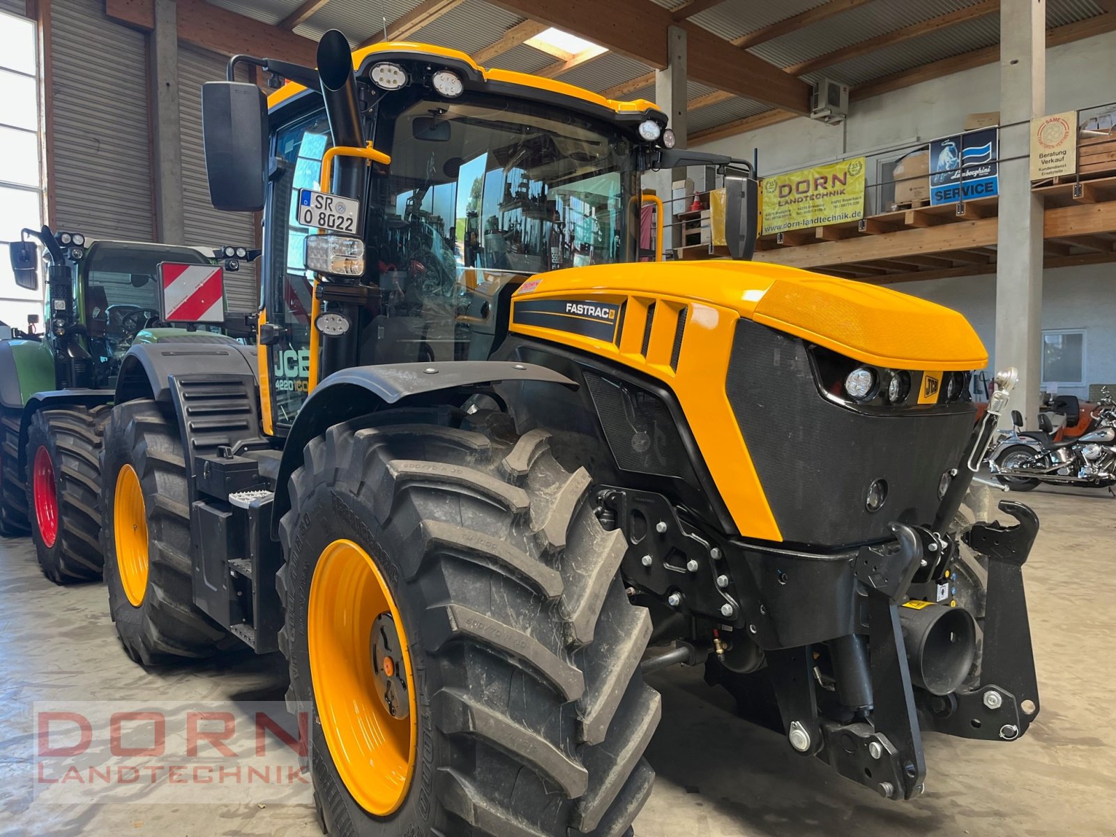 Traktor of the type JCB Fastrac 4220 ICON, Neumaschine in Schierling (Picture 3)