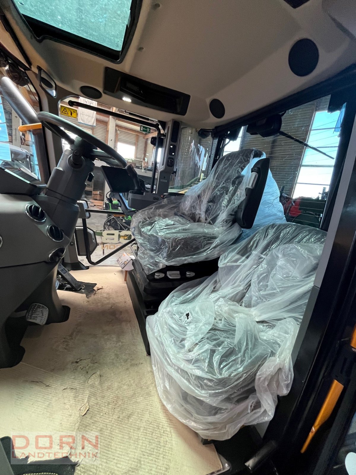 Traktor of the type JCB Fastrac 4220 ICON, Neumaschine in Schierling (Picture 8)