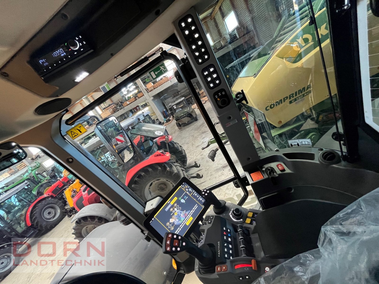 Traktor of the type JCB Fastrac 4220 ICON, Neumaschine in Schierling (Picture 10)