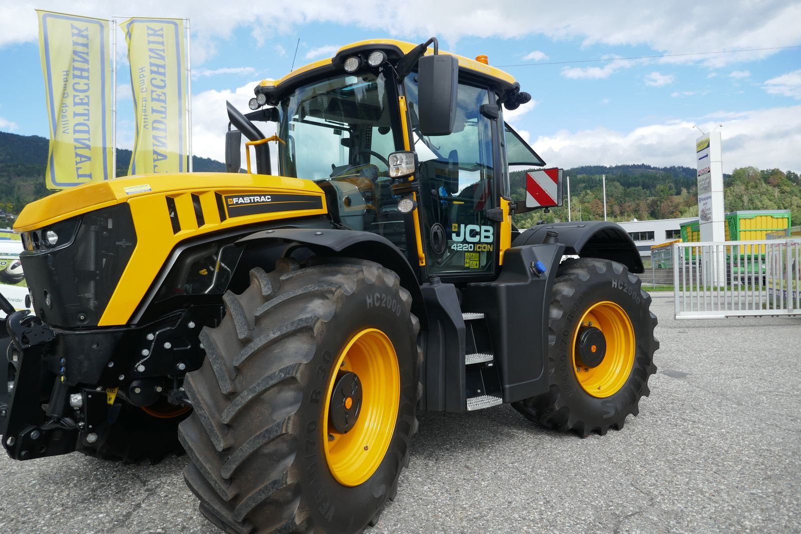 Traktor typu JCB Fastrac 4220 iCON, Gebrauchtmaschine v Villach (Obrázek 1)