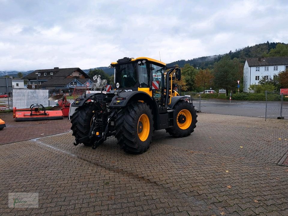 Traktor of the type JCB Fastrac 4220, Neumaschine in Bad Kötzting (Picture 3)