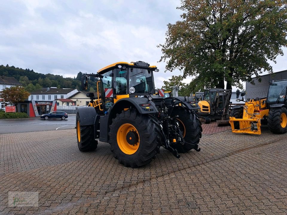 Traktor of the type JCB Fastrac 4220, Neumaschine in Bad Kötzting (Picture 5)